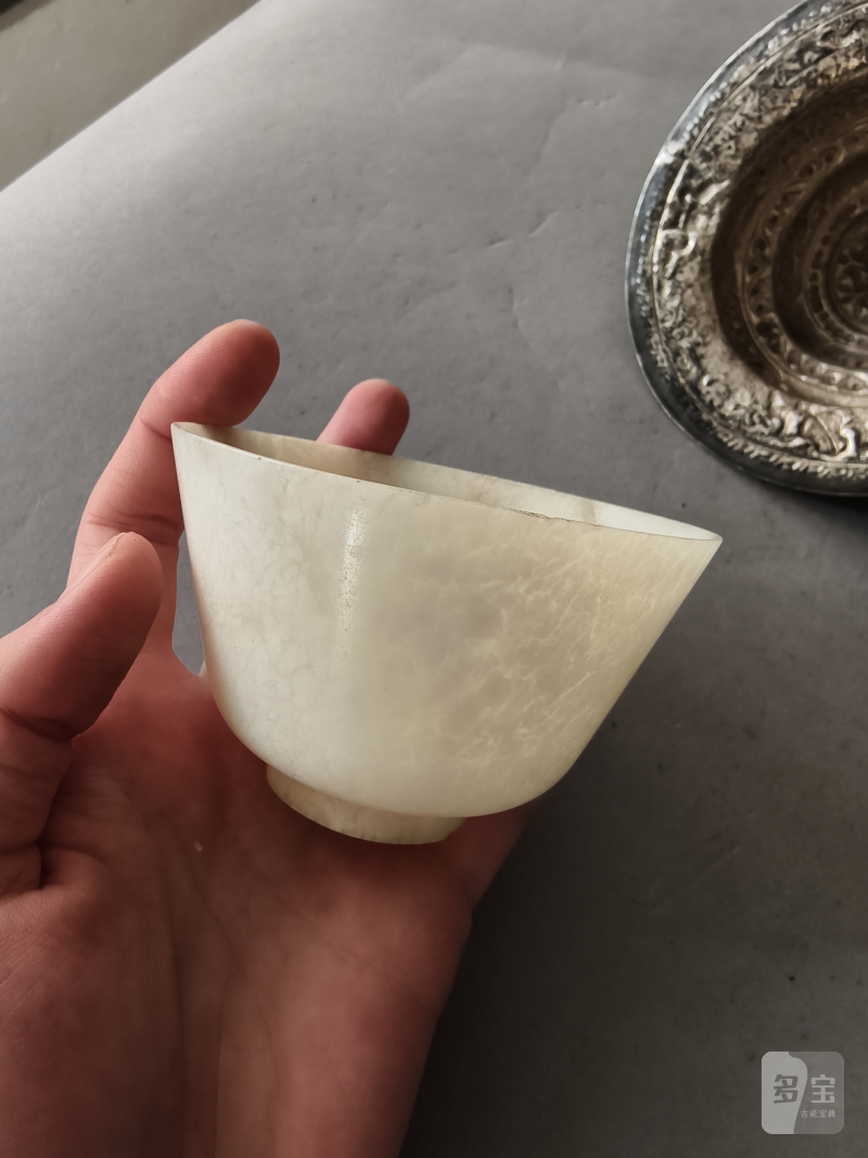 A jade bowl with stand and cover in silver with animals and floral motifs in relief - 图8